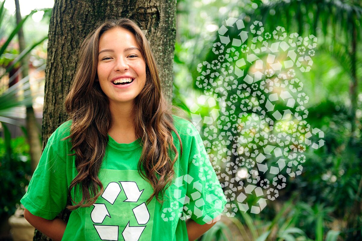 Bild zeigt eine junge Frau mit einem Recycling-T-Shirt