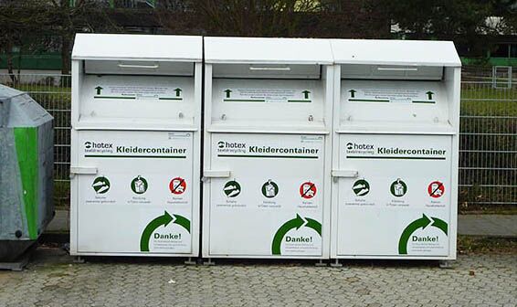 Foto zeigt Altkleidercontainer des Unternehmens Hotex Textilrecycling